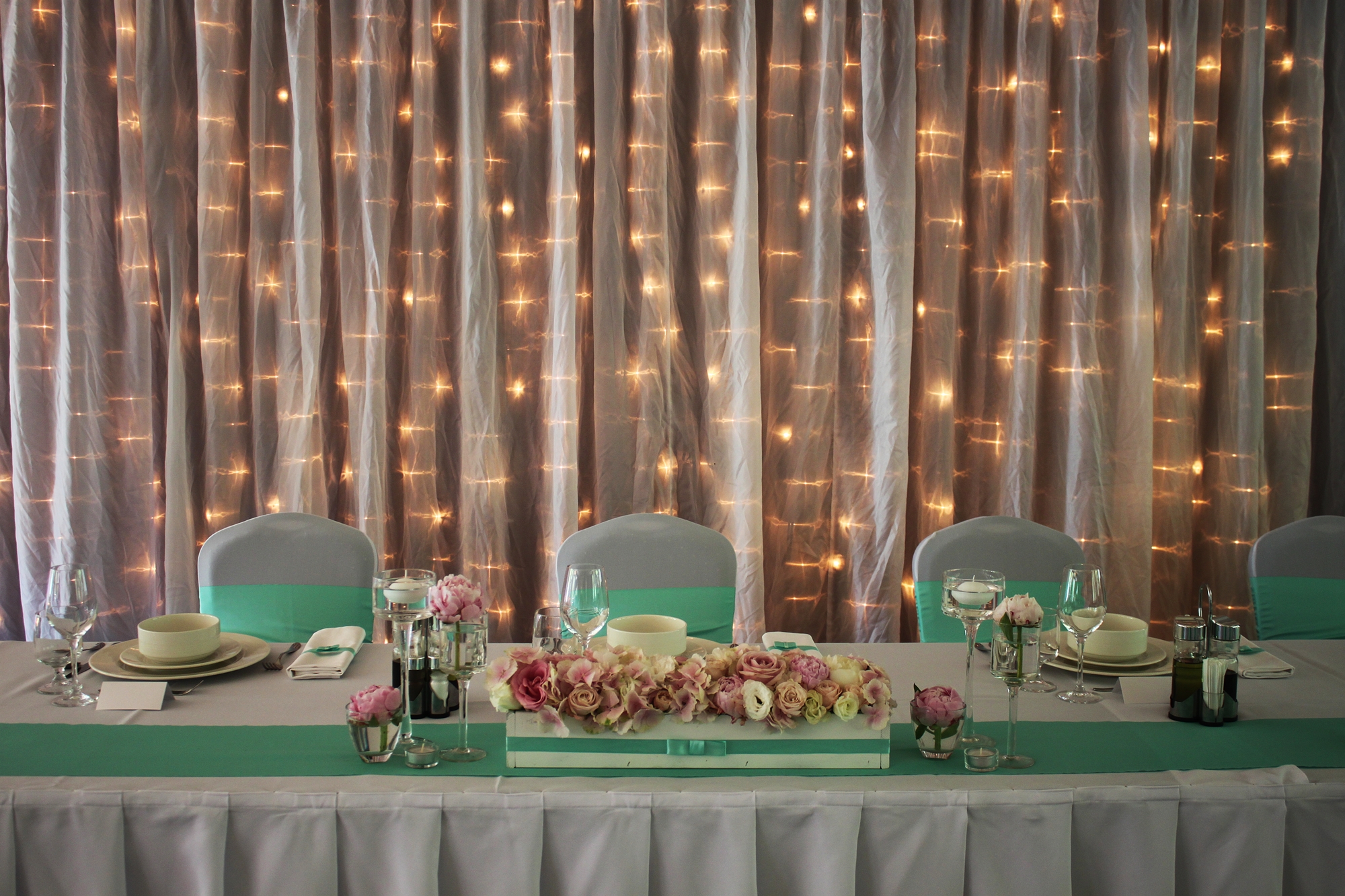 Esküvői főasztal_tiffany kék_brill_esküvő