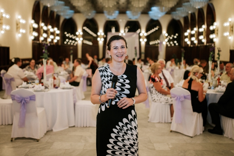 antal_katalin_ceremoniamester_musorvezeto_konferanszie_brilleskuvo