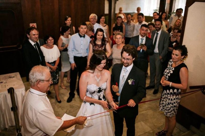 eskuvo_ceremoniamester_antal_katalin_hagyomany_szalagvagas