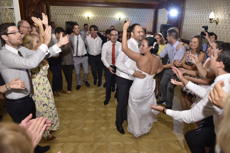 eskuvoi-buli-jo-hangulat-ceremoniamester-antal-katalin-brilleskuvo