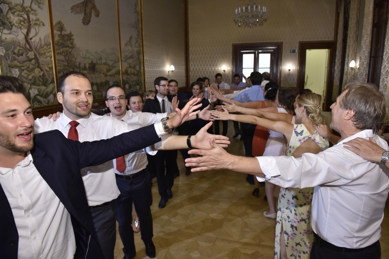 eskuvoi-buli-lakodalom-jatek-antal-katalin-ceremoniamester-brilleskuvo