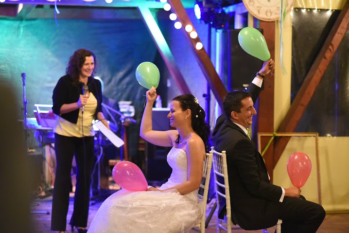 noi-ceremoniamester-es-szertartasvezeto-antal-katalin-eskuvoi-jatek-brilleskuvo-ancsi-jancsi